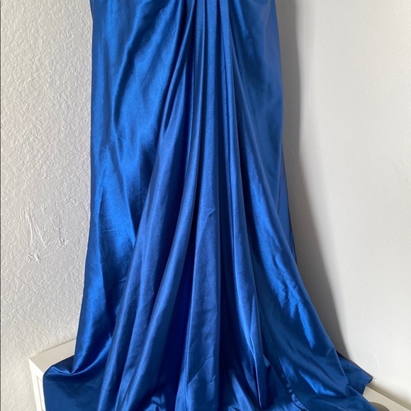 Elegant Blue Halter Evening Gown - Picture 4 of 9